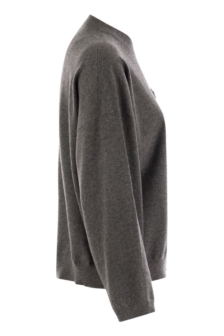 cashmere sweater with breast pocket and necklace by Selfnex