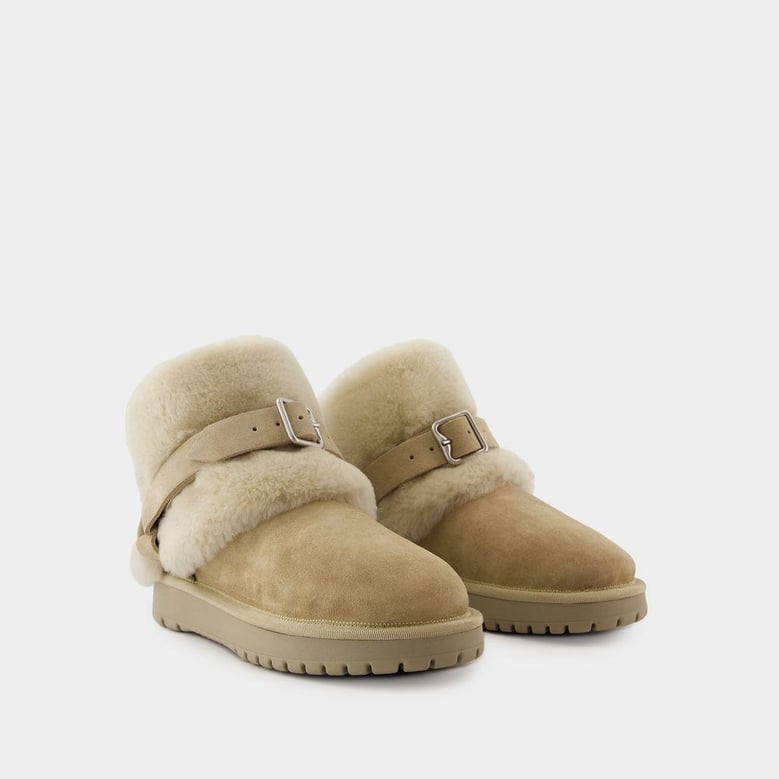 snug boots by Selfnex