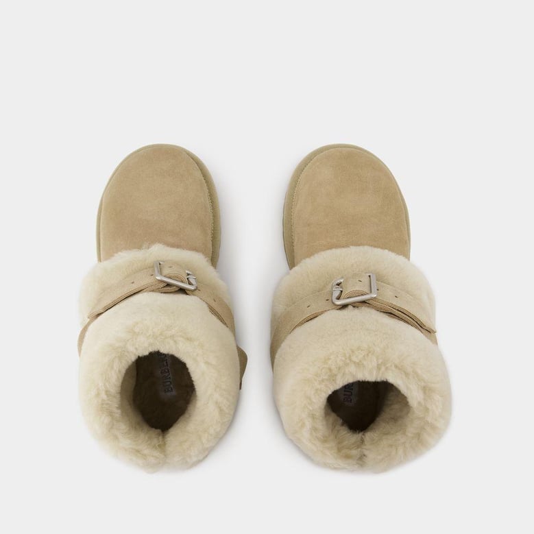 snug boots by Selfnex