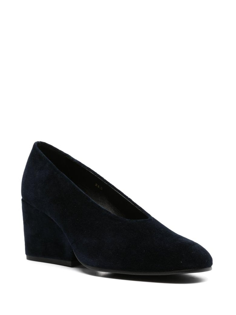 navy blue velvet round-toe pumps by Selfnex