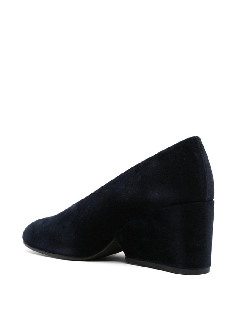 navy blue velvet round-toe pumps by Selfnex
