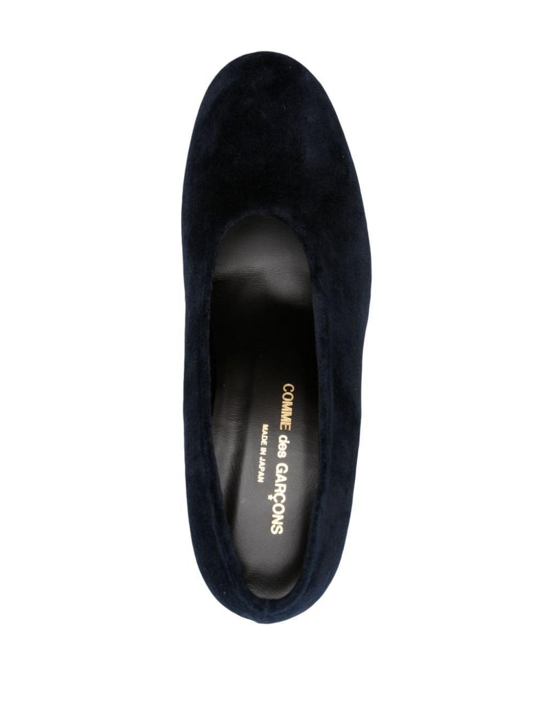 navy blue velvet round-toe pumps by Selfnex