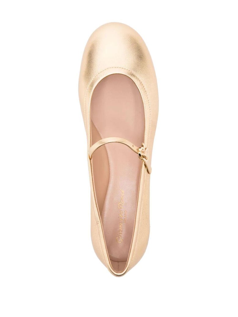 carla flat shoes by Selfnex