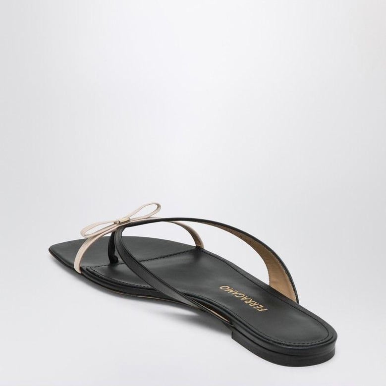 mini bow flip-flop black and powdery / regular fit by Selfnex