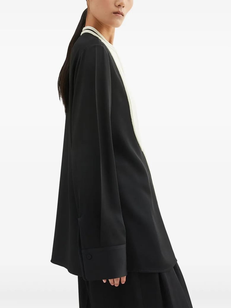 camisa larga pechera contraste negro by Selfnex