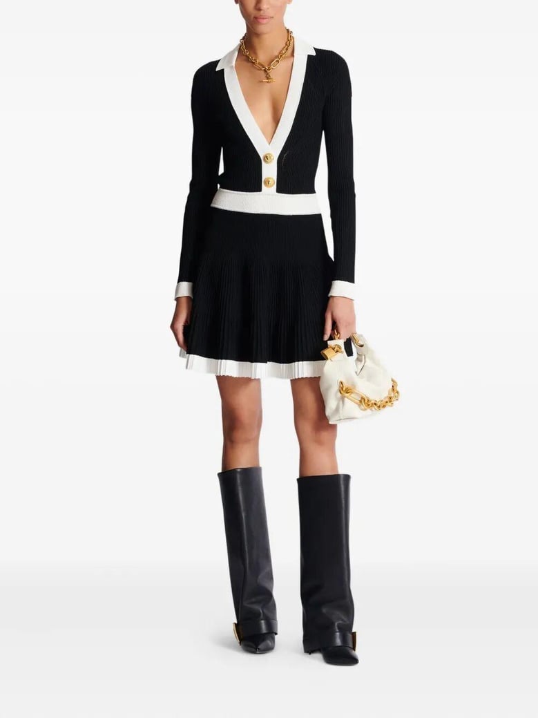 long sleeves v-neck flare knit dress by Selfnex