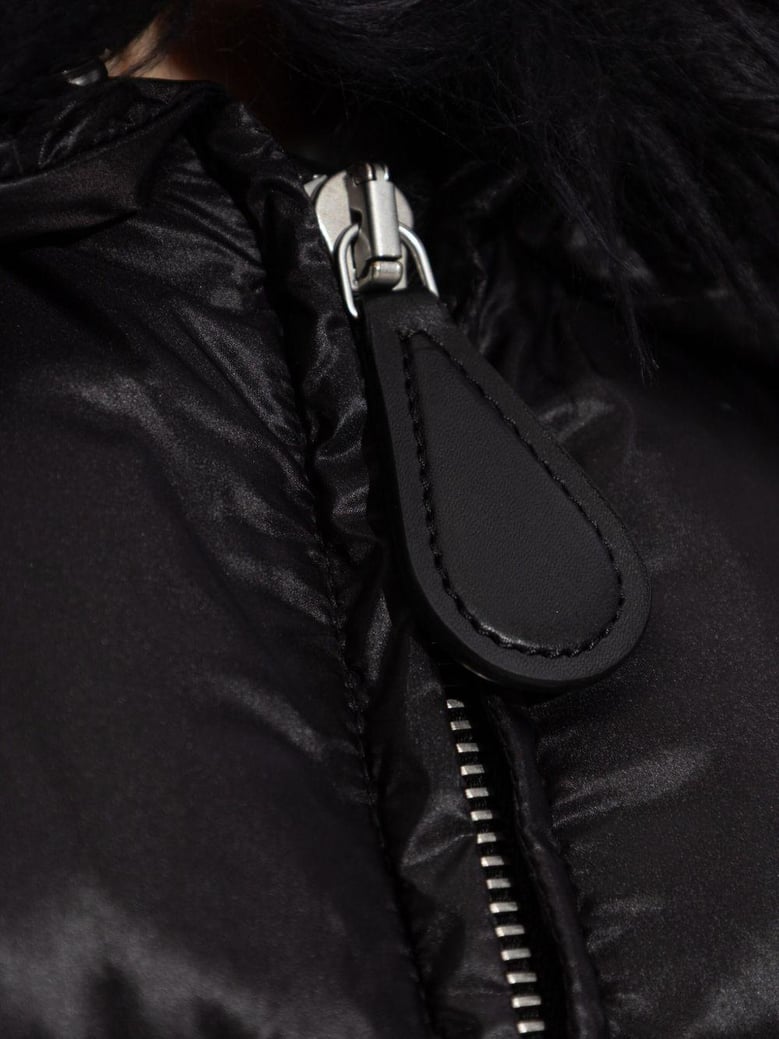 chaqueta negra acolchada cuello pelo zip by Selfnex