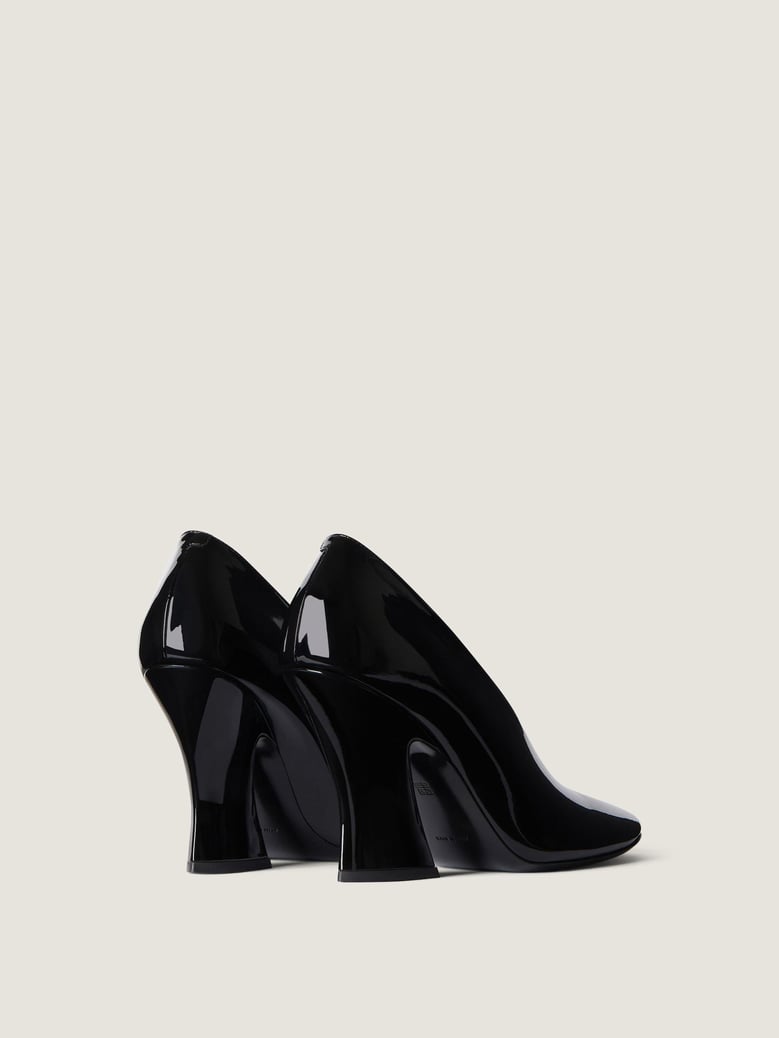 sculpted black painted leather pumps by Selfnex