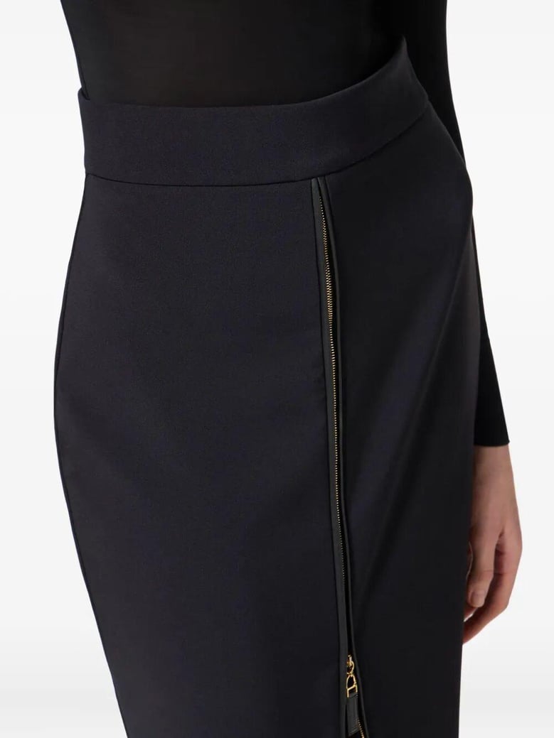 here is the translation of the text gonna in crêpe leggero con zip from italian (it) to english (en) dress in lightweight crepe with zip by Selfnex