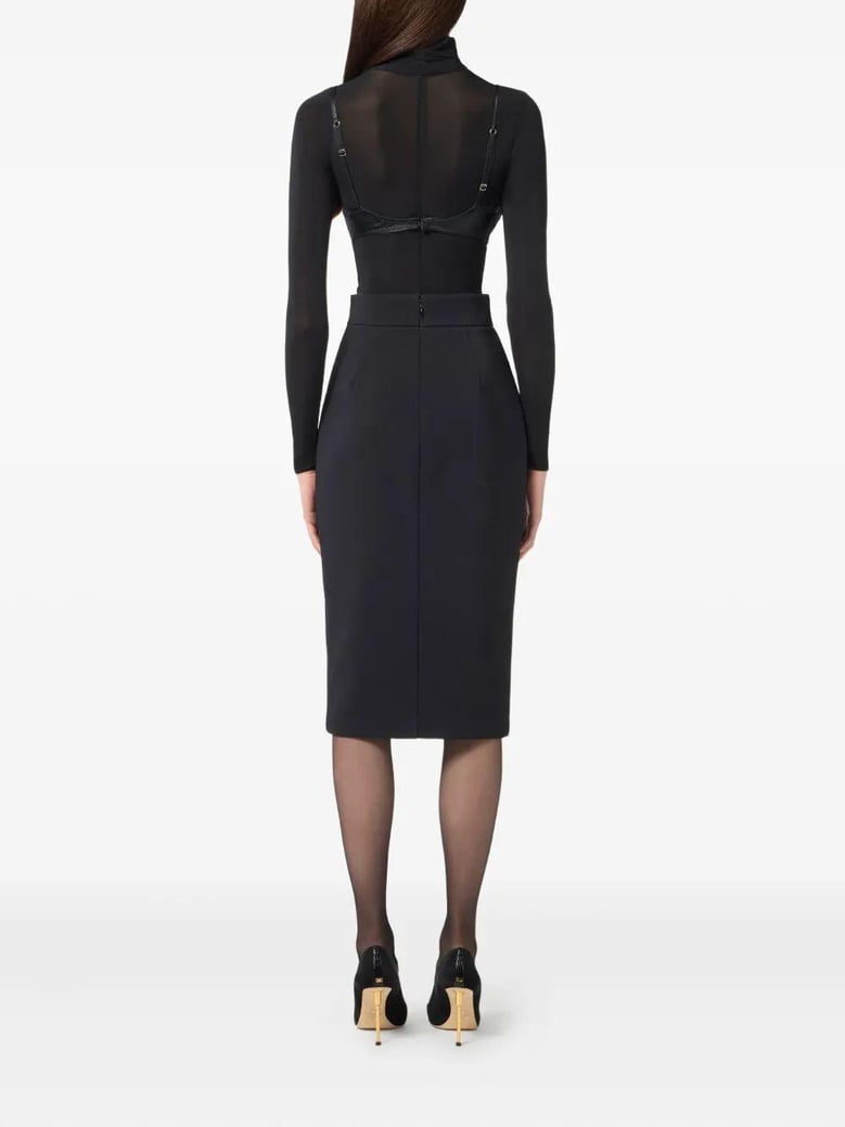 here is the translation of the text gonna in crêpe leggero con zip from italian (it) to english (en) dress in lightweight crepe with zip by Selfnex
