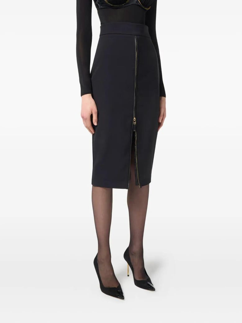 here is the translation of the text gonna in crêpe leggero con zip from italian (it) to english (en) dress in lightweight crepe with zip by Selfnex
